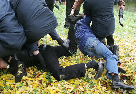 Աջափնյակում ծեծել են բուկլետներ բաժանող ՀԱԿ երիտասարդին. Շտապօգնության մեքենա են կանչել, 18plus.am