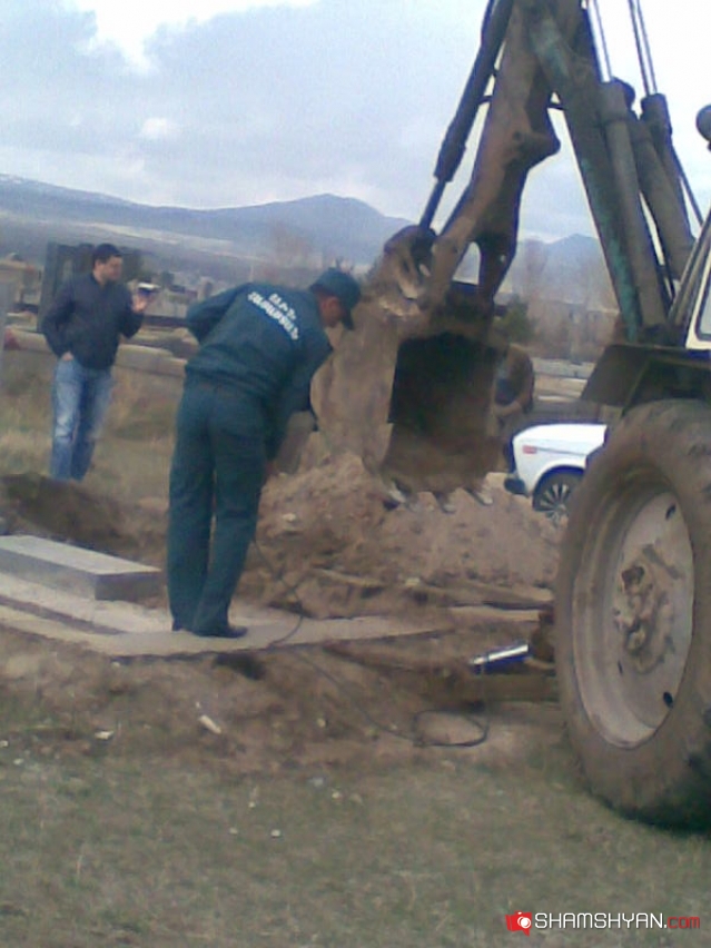 Խարդախությամբ 40 միլիոն յուրացնելուց հետո Գեղարքունիքի մարզում կազմակերպել է սեփական թաղումը. դագաղում հայտնաբերվել է 4 պարկ ավազ, 18plus.am