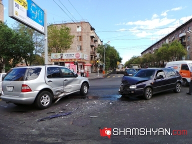 Երևանում բախվել են Mercedes-ն ու Volkswagen-ը. վարորդները վթարի համար մեղադրում են միմյանց , 18plus.am