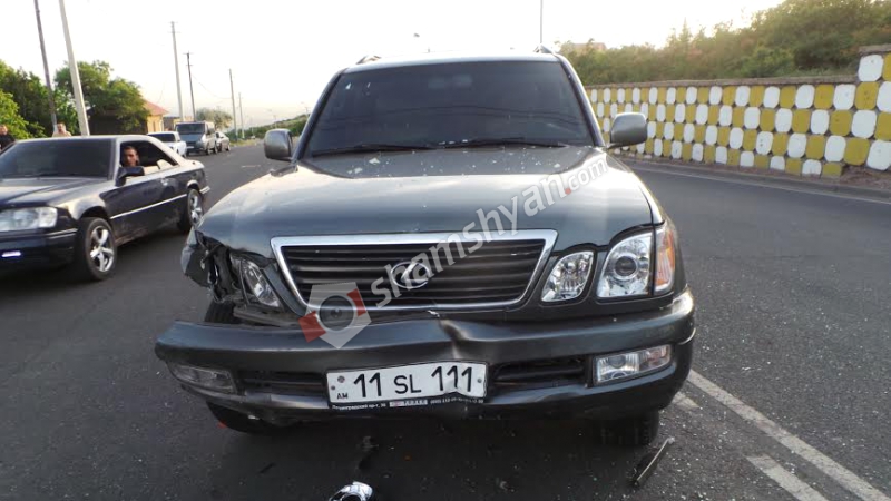 Երևանի Դավիթ Բեկ պողոտայում բախվել են տաքսի Samand-ն ու «գոլդ» համարանիշներով Lexus-ը. կա վիրավոր...