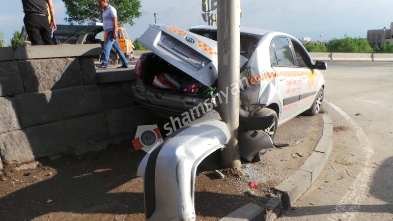 Իսակովի պողոտայում ՝ ԱՄՆ դեսպանատան դիմաց բախվել են ՀՀ փոխոստիկանապետի Toyota-ն և Kia-ն. Kia-ն հայտնվել է մայթին...