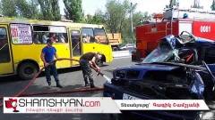 «Կասկադյորական» վթար Երևանում. BMW-ն «փաթաթվել է» հաստաբուն ծառին